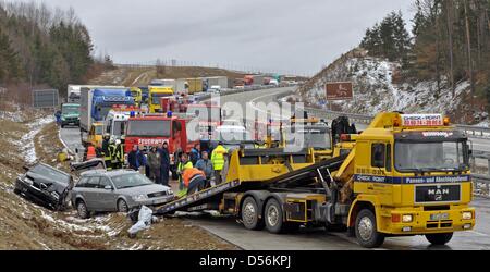 Gli sforzi di pulitura dopo un multiplo di collisione del veicolo sull'autostrada tedesca A38 tra Heiligenstadt e Arenshausen, Germania, 15 marzo 2010. 42 automobili sono stati coinvolti in incidenti sulla strada ghiacciata. Undici persone sono state ferite, due delle quali sono volato in ospedale a Gottinga con lesioni gravi. Foto: MARTIN SCHUTT Foto Stock