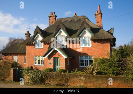 Rosso mattone di edificio con tetto in paglia in precedenza il Chequers village pub, Sudbourne, Suffolk, Inghilterra Foto Stock