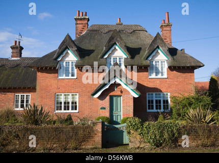 Rosso mattone di edificio con tetto in paglia in precedenza il Chequers village pub, Sudbourne, Suffolk, Inghilterra Foto Stock