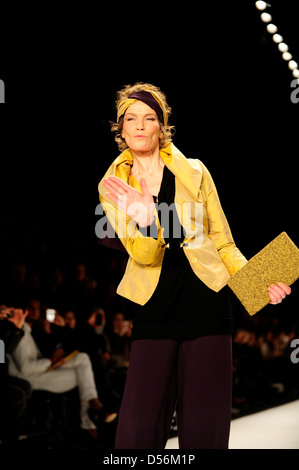 Graefin Veruschka von Lehndorff al Mercedes-Benz la settimana della moda di Berlino Autunno/Inverno 2012 - Anja Gockel - Sfilata di moda Foto Stock