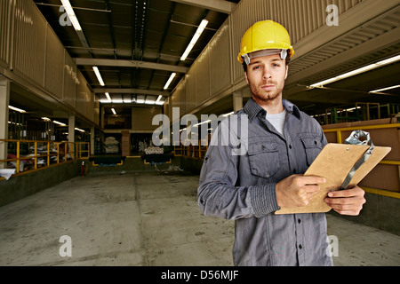 Lavoratore caucasici con appunti in magazzino Foto Stock