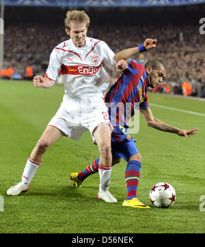 Stuttgart, Aliaksandr Hleb (L) combatte per la palla con il Barcellona è Daniel Alves durante la Champions League round dell'ultimo 16 seconda gamba match tra gli spagnoli del FC Barcelona e la Bundesliga tedesca club VfB Stoccarda al Nou Camp stadium di Barcellona, Spagna, il 17 marzo 2010. Barcellona ha sconfitto Stuttgart 4-0. Foto: Bernd Weissbrod Foto Stock