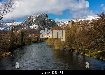 Tarascon sur Ariège, Ariège River, montagne innevate Foto Stock