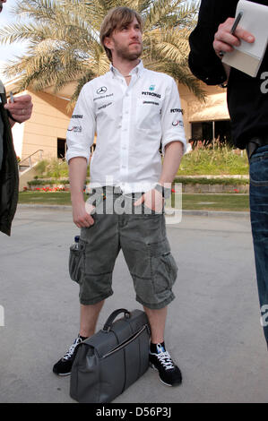 Tedesco di Formula Uno test driver Nick Heidfeld della Mercedes GP raffigurata nel paddock del Circuito Internazionale del Bahrain sul circuito di Sakhir, 13 marzo 2010. Foto: Jens Buettner Foto Stock