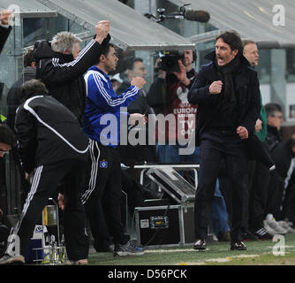 Amburgo è capo allenatore Bruno Labbadia (R) e assistenti celebrare dopo l'Euro League round dello scorso 16 seconda gamba corrispondono RSC Anderlecht vs Hamburger SV A Constant-Vanden-Stock-Stadium a Bruxelles, Belgio, 18 marzo 2010. Anderlecht ha vinto 4-3, ma Amburgo è andato su per i quarti di finale. Foto: Achim Scheidemann Foto Stock