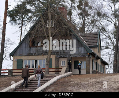 Vista esterna sulla casa dell'ex campo di concentramento Ravensbrueck il comandante in Fuerstenberg, Germania, 19 marzo 2010. La mostra 'L'ufficiale di casa: la vita quotidiana e i crimini a Ravensbrueck' è nuovamente aperto al pubblico. Quattro ville sono state costruite nel 1939 per gli ufficiali delle SS e le loro famiglie come parte femminile del campo di concentramento Ravensbrueck. La mostra in o Foto Stock