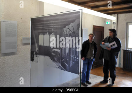 Vista esterna sulla casa dell'ex campo di concentramento Ravensbrueck il comandante in Fuerstenberg, Germania, 19 marzo 2010. La mostra 'L'ufficiale di casa: la vita quotidiana e i crimini a Ravensbrueck' è nuovamente aperto al pubblico. Quattro ville sono state costruite nel 1939 per gli ufficiali delle SS e le loro famiglie come parte femminile del campo di concentramento Ravensbrueck. La mostra in o Foto Stock