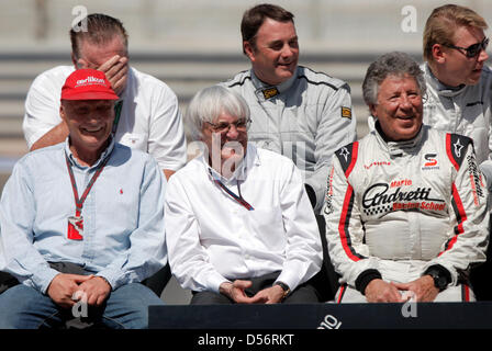 Ex Formula Uno campione del mondo Niki Lauda (anteriore L-R), F1 boss Bernie Eccleston ed ex campione Mario Andretti a margine del Gran Premio del Bahrain a Sakhir race track, Bahrein, 14 marzo 2010. Foto: Jens Buettner Foto Stock