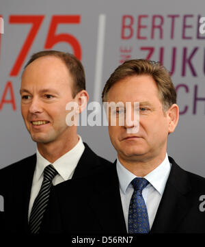 CEO Hartmut Ostrowski (R) e CFO Thomas Rabe di Bertelsmann AG raffigurata sul podio durante un equilibrio conferenza stampa a Berlino, Germania, 23 marzo 2010. In Europa la più grande società di media presenta il suo business numbers di 2009. Foto: RAINER JENSEN Foto Stock