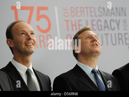 CEO Hartmut Ostrowski (R) e CFO Thomas Rabe di Bertelsmann AG raffigurata sul podio durante un equilibrio conferenza stampa a Berlino, Germania, 23 marzo 2010. In Europa la più grande società di media presenta il suo business numbers di 2009. Foto: RAINER JENSEN Foto Stock