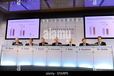 Rolf Buch, CEO di arvato AG (L-R), Gerhard Zeiler, CEO del Gruppo RTL, Thorsten Strauss, direttore di Bertelsmann corporate communications, Hartmut Ostrowski, CEO di Bertelsmann AG, Thomas Rabe, CFO di Bertelsmann AG, Bernd Buchholz, amministratore delegato di Gruner+Jahr e Markus Dohle, CEO di Random House raffigurata sul podio durante un equilibrio conferenza stampa a Berlino, Germania, 23 marzo 2010. Euro Foto Stock