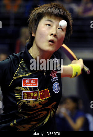 Il cinese Ding Ning serve una palla durante il doppio femminile finale al tavolo da ping pong German Open a Berlino, Germania, 21 marzo 2010. Foto: Tim Brakemeier Foto Stock