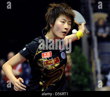 Il cinese Ding Ning serve una palla durante il doppio femminile finale al tavolo da ping pong German Open a Berlino, Germania, 21 marzo 2010. Foto: Tim Brakemeier Foto Stock