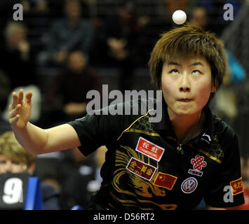 Il cinese Ding Ning serve una palla durante il doppio femminile finale al tavolo da ping pong German Open a Berlino, Germania, 21 marzo 2010. Foto: Tim Brakemeier Foto Stock