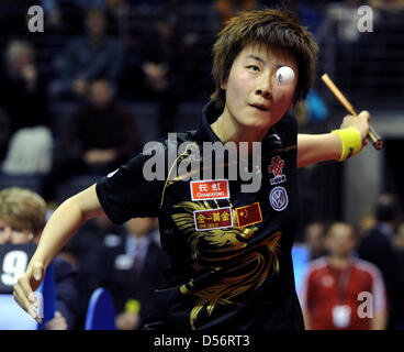 Il cinese Ding Ning serve una palla durante il doppio femminile finale al tavolo da ping pong German Open a Berlino, Germania, 21 marzo 2010. Foto: Tim Brakemeier Foto Stock