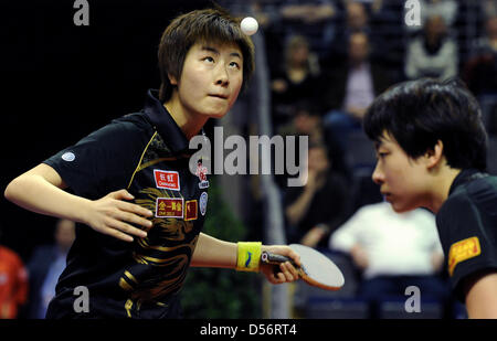 Il cinese Ding Ning (L) serve una sfera accanto al compagno di squadra Li Xiaodan durante il doppio femminile finale al tavolo da ping pong German Open a Berlino, Germania, 21 marzo 2010. Foto: Tim Brakemeier Foto Stock