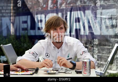 Tedesco di Formula Uno test driver Nick Heidfeld della Mercedes GP raffigurato nel paddock di Albert Park circuito di Melbourne, Australia, 24 marzo 2010. Il Gran Premio di Formula Uno di Australia si svolgerà all'Albert Park, il circuito il 28 marzo 2010. Foto: Jens BUETTNER Foto Stock