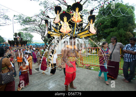 Singapore. Il 26 marzo 2013. Il festival di Thaipusam commemora la vittoria del bene sul male è celebrato da Hindu devoti che portano il fardello fisico noto come Kavadi con sbandieratori e prendere piercing loro guance e lingue. Credito: amer ghazzal / Alamy Live News Foto Stock