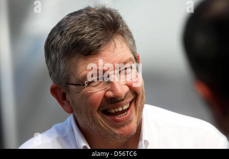 Mercedes GP team principal Ross Brawn sorrisi a Albert Park street circuito di Melbourne, Australia, 25 marzo 2010. Il 2010 di Formula 1 Australian Grand Prix è tenuto il 28 marzo. Foto: Jens Buettner Foto Stock