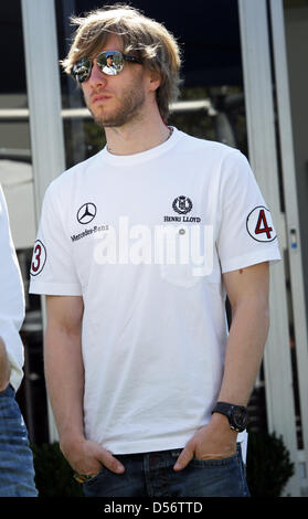 Il tedesco test driver Nick Heidfeld della Mercedes Grand Prix a margine della prima sessione di prove libere del Gran Premio di Australia all'Albert Park di Melbourne, Australia, 26 marzo 2010. Il Gran Premio di Australia avrà luogo il 28 marzo 2010. Foto: Jens Buettner Foto Stock