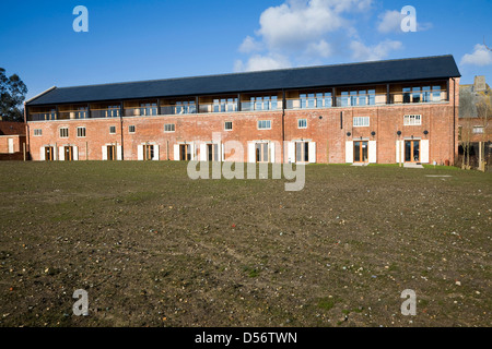 Alloggiamento di lusso sviluppo di Iken vista in ex edifici industriali a Snape Maltings, Suffolk, Inghilterra Foto Stock