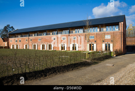 Alloggiamento di lusso sviluppo di Iken vista in ex edifici industriali a Snape Maltings, Suffolk, Inghilterra Foto Stock