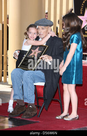 Dennis Hopper, sua figlia Galen Grier tramoggia (L) e nipote Violet Goldstone partecipare alla cerimonia per la tramoggia del Dennis la stella sulla Hollywood Walk of Fame a Los Angeles, Stati Uniti d'America, 26 marzo 2010. Foto: Hubert Boesl Foto Stock