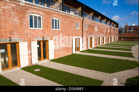 Alloggiamento di lusso sviluppo di Iken vista in ex edifici industriali a Snape Maltings, Suffolk, Inghilterra Foto Stock