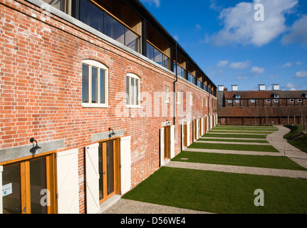 Alloggiamento di lusso sviluppo di Iken vista in ex edifici industriali a Snape Maltings, Suffolk, Inghilterra Foto Stock