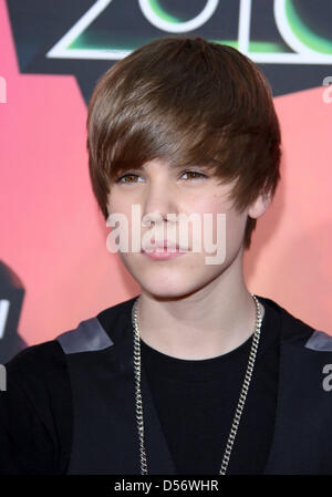 Il cantante canadese Justin Bieber arriva a Nickelodeon il XXIII Incontro annuale Kids' Choice Awards tenutosi presso la UCLA Pauley Pavilion di Los Angeles, Stati Uniti d'America, 27 marzo 2010. Kids' le scelte migliori in televisione, film, musica e sport sono state rivelate tramite vincitori' scatole che conteneva tutto da un animale vivo, di una mano umana, uomo gonfiabile e naturalmente il fango. Foto: Hubert Boesl Foto Stock