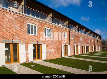 Alloggiamento di lusso sviluppo di Iken vista in ex edifici industriali a Snape Maltings, Suffolk, Inghilterra Foto Stock