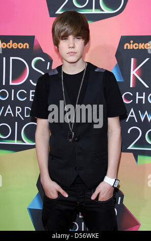 Il cantante canadese Justin Bieber arriva a Nickelodeon il XXIII Incontro annuale Kids' Choice Awards tenutosi presso la UCLA Pauley Pavilion di Los Angeles, Stati Uniti d'America, 27 marzo 2010. Kids' le scelte migliori in televisione, film, musica e sport sono state rivelate tramite vincitori' scatole che conteneva tutto da un animale vivo, di una mano umana, uomo gonfiabile e naturalmente il fango. Foto: Hubert Boesl Foto Stock