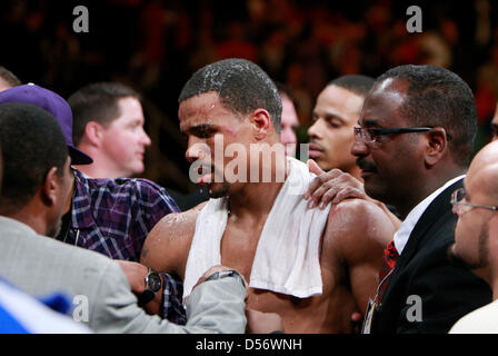 Super middleweight boxer Andre Dirrell va in spogliatoio dopo la sua lotta contro Arthur Abraham di Germa al Super Six World Boxing Classic con Joe Louis Arena di Detroit, Michigan, USA, il 27 marzo 2010. Abramo è stato squalificato nell'undicesimo round per colpire Dirrell quando era giù. Foto: Jeff Kowalsky Foto Stock