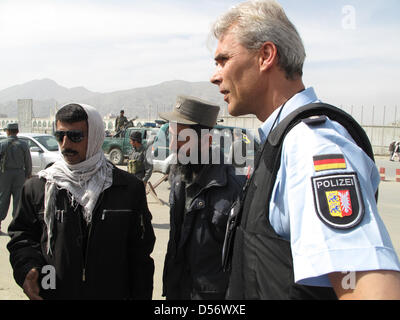 Il tedesco ufficiale di polizia Andreas Ladwig (R) visite un checkpoint della polizia afgana a Kabul, Afghanistan, 17 marzo 2010. Ladwig è istruttore per la polizia europea EUPOL progetto. Foto: Può Merey Foto Stock