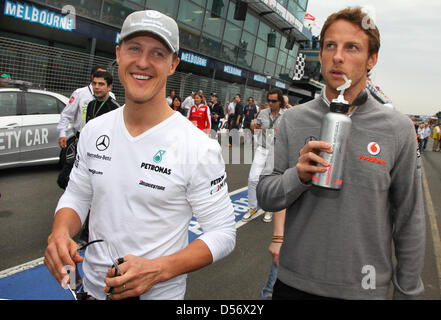 Il tedesco pilota di Formula Uno Michael Schumacher della Mercedes GP (L) e British Jenson Button alla McLaren Mercedes (R) sorriso durante il driver 'parade di Formula 1 Australian Grand Prix all'Albert Park street circuito di Melbourne, Australia, 28 marzo 2010. La McLaren di Button ha vinto la gara davanti a Renalt di Kubica e alla Ferrari di Massa. Foto: Jens Buettner Foto Stock