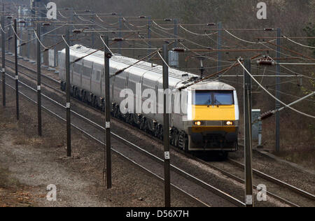 Peterborough, CAMBRIDGESHIRE, Regno Unito. Il 26 marzo 2013. Un East Coast treno viaggia sulla costa est mainline vicino a Peterborough, CAMBRIDGESHIRE. La Costa Est franchising si prevede di essere di ritorno in mani private in meno di due anni dopo piani annunciati oggi. Il Dipartimento dei Trasporti hanno controllato a partire dal novembre 2009 quando esso era stato precedentemente gestito da National Express. La costa orientale corre da Londra Kings Cross a Edimburgo, continuando a Inverness e Aberdeen, Scozia. Pic: Paolo Marriott fotografia. Credito: Paolo Marriott / Alamy Live News Foto Stock