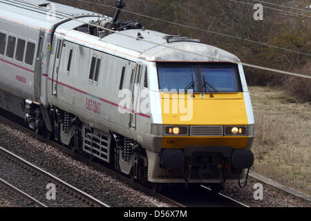 Peterborough, CAMBRIDGESHIRE, Regno Unito. Il 26 marzo 2013. Un East Coast treno viaggia sulla costa est mainline vicino a Peterborough, CAMBRIDGESHIRE. La Costa Est franchising si prevede di essere di ritorno in mani private in meno di due anni dopo piani annunciati oggi. Il Dipartimento dei Trasporti hanno controllato a partire dal novembre 2009 quando esso era stato precedentemente gestito da National Express. La costa orientale corre da Londra Kings Cross a Edimburgo, continuando a Inverness e Aberdeen, Scozia. Pic: Paolo Marriott fotografia. Credito: Paolo Marriott / Alamy Live News Foto Stock