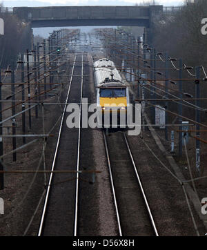 Peterborough, CAMBRIDGESHIRE, Regno Unito. Il 26 marzo 2013. Un East Coast treno viaggia sulla costa est mainline vicino a Peterborough, CAMBRIDGESHIRE. La Costa Est franchising si prevede di essere di ritorno in mani private in meno di due anni dopo piani annunciati oggi. Il Dipartimento dei Trasporti hanno controllato a partire dal novembre 2009 quando esso era stato precedentemente gestito da National Express. La costa orientale corre da Londra Kings Cross a Edimburgo, continuando a Inverness e Aberdeen, Scozia. Pic: Paolo Marriott fotografia. Credito: Paolo Marriott / Alamy Live News Foto Stock