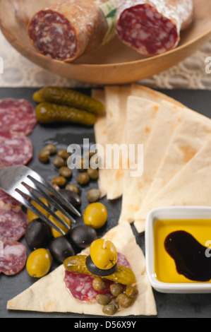 Fresco tagliato a freddo piatto con pane pita e sottaceti antipasti Foto Stock