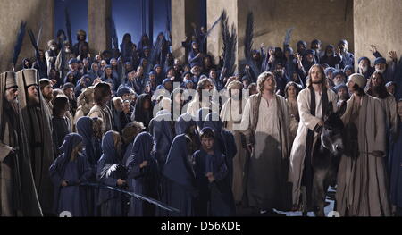 (FILE) una rappresentazione della Passione a Oberammergau con handout datato 15 marzo 2010 di attori ripassando la scena 'entrata a Gerusalemme' in Oberammergau (Germania). Il 2010 Oberammergau Passion Play anteprime su 15 maggio 2010, circa 500.000 visitatori sono attesi a 102 spettacoli fino al mese di ottobre. Foto: Oberammergau Passion Play 2010 / HANDOUT / EDITOPRIAL UTILIZZARE SOLO Foto Stock