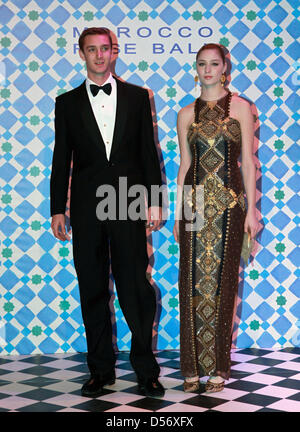 Pierre Casiraghi (L) e il suo compagno, Comtesse Beatrice Borromeo (R) frequentano il Ballo della Rosa nel Principato di Monaco, 27 marzo 2010. La sfera di Rose è un tradizionale annuale evento di carità nel Principato di Monaco, il tema di questo anno è "oroccan Rose Ball'. Foto: Edward Wright Foto Stock