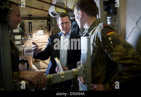 Verteidigungsminister Karl-Theodor zu Guttenberg (CSU, M.) steht am Montag (29.03.10) auf dem Weg von Berlin nach Pristina im Kosovo in einem Transportflugzeug der Bundeswehr. Im Rahmen eines Besuchs zweitaegigen im Kosovo und in Bosnien-Herzegowina trifft zu Guttenberg die dort stationierten Soldaten der Missionen EUFOR und KFOR. Foto: Michael Kappeler/DDP Foto Stock