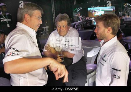 (L-R) Mercedes GP team principal Ross Brawn, direttore di Mercedes Motorsport Norbert Haug e la Mercedes GP test driver Nick Heidfeld chat durante un evento promozionale a Kuala Lumpur, Malesia, 31 marzo 2010. Il 2010 di Formula 1 Gran Premio di Malesia si terrà il 04 aprile sul circuito di Sepang. Foto: Jens Buettner Foto Stock