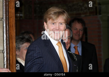 Principe Willem-Alexander dei Paesi Bassi arriva in treno per aprire il 'Vrijheidstrein' (libertà treno) all'Aia Holland Spoor station all'Aia, Paesi Bassi, 31 marzo 2010. Il treno è un iniziativa del Comitato Nazionale per il 4 e 5 maggio e le ferrovie olandesi. Il treno rides cinque settimane attraverso il paese a causa del sessantacinquesimo anniversario della liberazione. Foto Stock