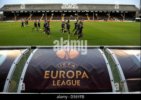 Wolfsburg i giocatori nella foto durante una sessione di formazione di Wolfsburg a Stadio di Craven Cottage a Londra, in Gran Bretagna, 31 marzo 2010. Bundesliga tedesca team VfL Wolfsburg facce Fulham FC per la prima tappa della UEFA Europa League quarti di finale a Londra il 01 aprile. Foto: JOCHEN LUEBKE Foto Stock