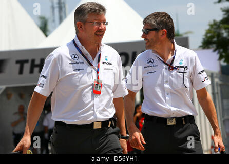 Inglese Ross Brawn (L), il team principal della Mercedes Grand Prix, e Nick Fry, amministratore delegato della Mercedes Grand Prix, arrivano sul circuito di Sepang a Kuala Lumpur, Malesia, 01 aprile 2010. Il 2010 di Formula 1 Gran Premio di Malesia si terrà il 04 aprile. Foto: Jens BUETTNER Foto Stock