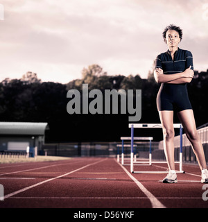 African American runner permanente sulla via Foto Stock