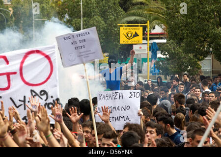 Nicosia, Cipro. Il 26 marzo 2013. La figura mostra gli studenti marciando attraverso il centro di Nicosia verso il palazzo presidenziale per protestare contro Laiki Bank Headquarters in Nicosia, Cipro. Credito: Jeff Gilbert / Alamy Live News Foto Stock