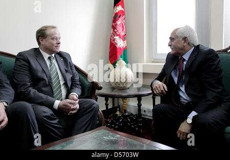 Afghan National Security Advisor Rangin Dadfar Spanta (R) riceve il Ministro tedesco per la Cooperazione Economica e lo sviluppo, Dirk Niebel (L) per colloqui a Kabul, Afghanistan, 01 aprile 2010. Signor Niebel è alla sua prima visita ufficiale in Afghanistan per ottenere una immagine di numerosi civili progetti reconstructio condotta dalla Germania. Foto: MARCEL METTELSIEFEN Foto Stock