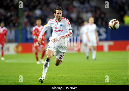 Di Amburgo Ruud van Nistelrooy controlla il pallone durante la UEFA Europa League quarti di finale match Amburgo SV vs Standard de Liege a HSH Nordbanarena stadium di Amburgo, Germania, 01 aprile 2010. Amburgo ha vinto la prima gamba con 2-1. Foto: Maurizio Gambarini Foto Stock